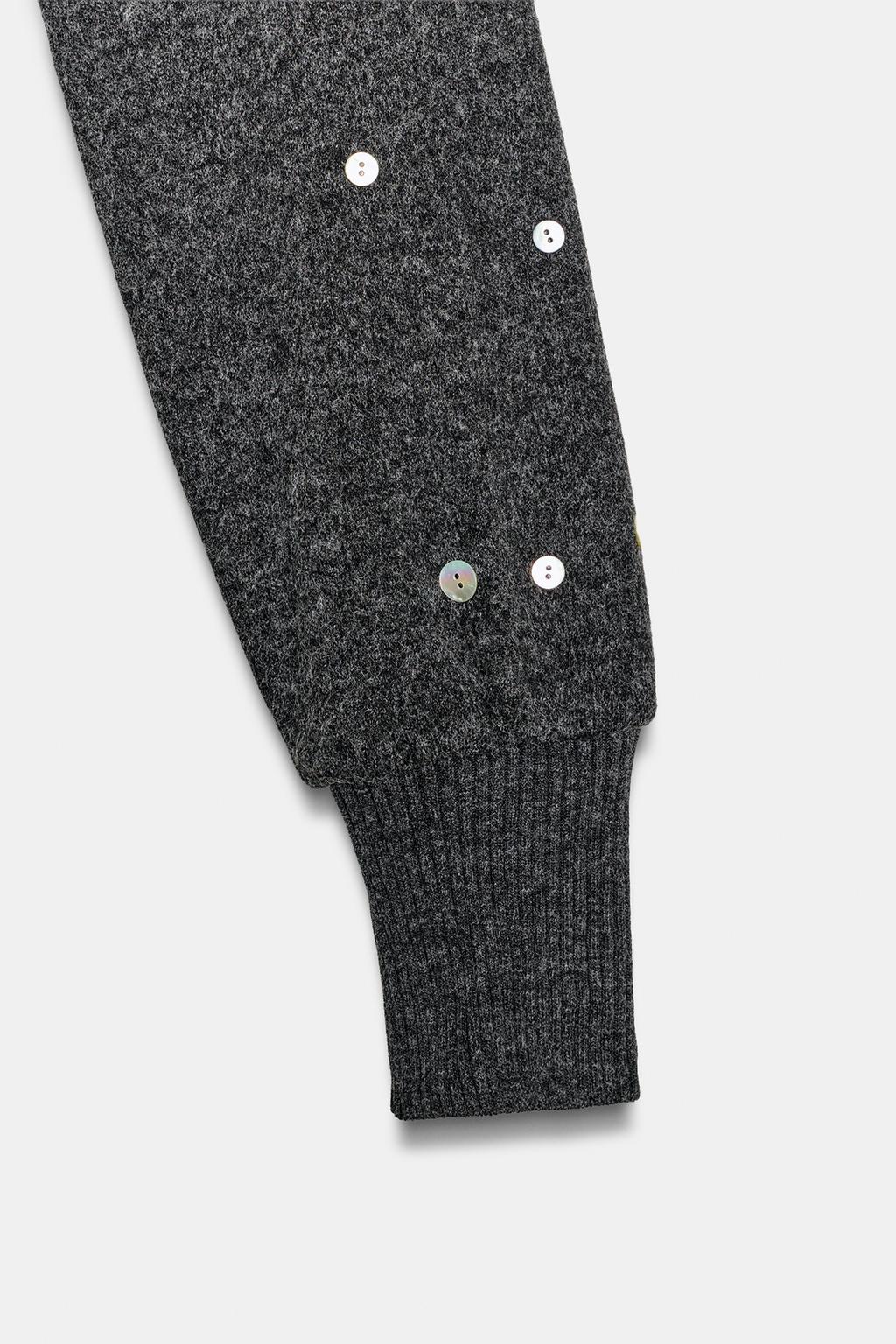 УКОРОЧЕННЫЙ ТОП ИЗ МЯГКОЙ ТКАНИ С ПУГОВИЦАМИ