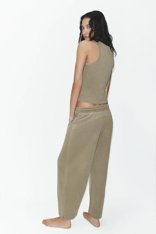 Брюки из мягкой ткани с эффектом потертости- Заказать в России