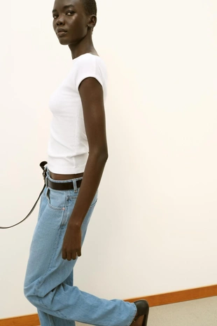 Футболка с вырезом лодочкой