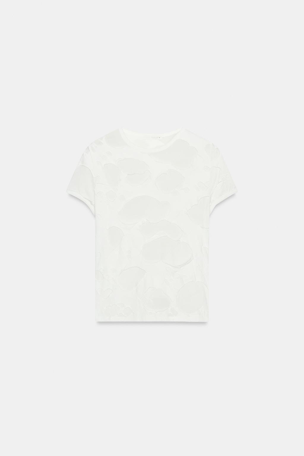 Футболка с контрастными порванными деталями