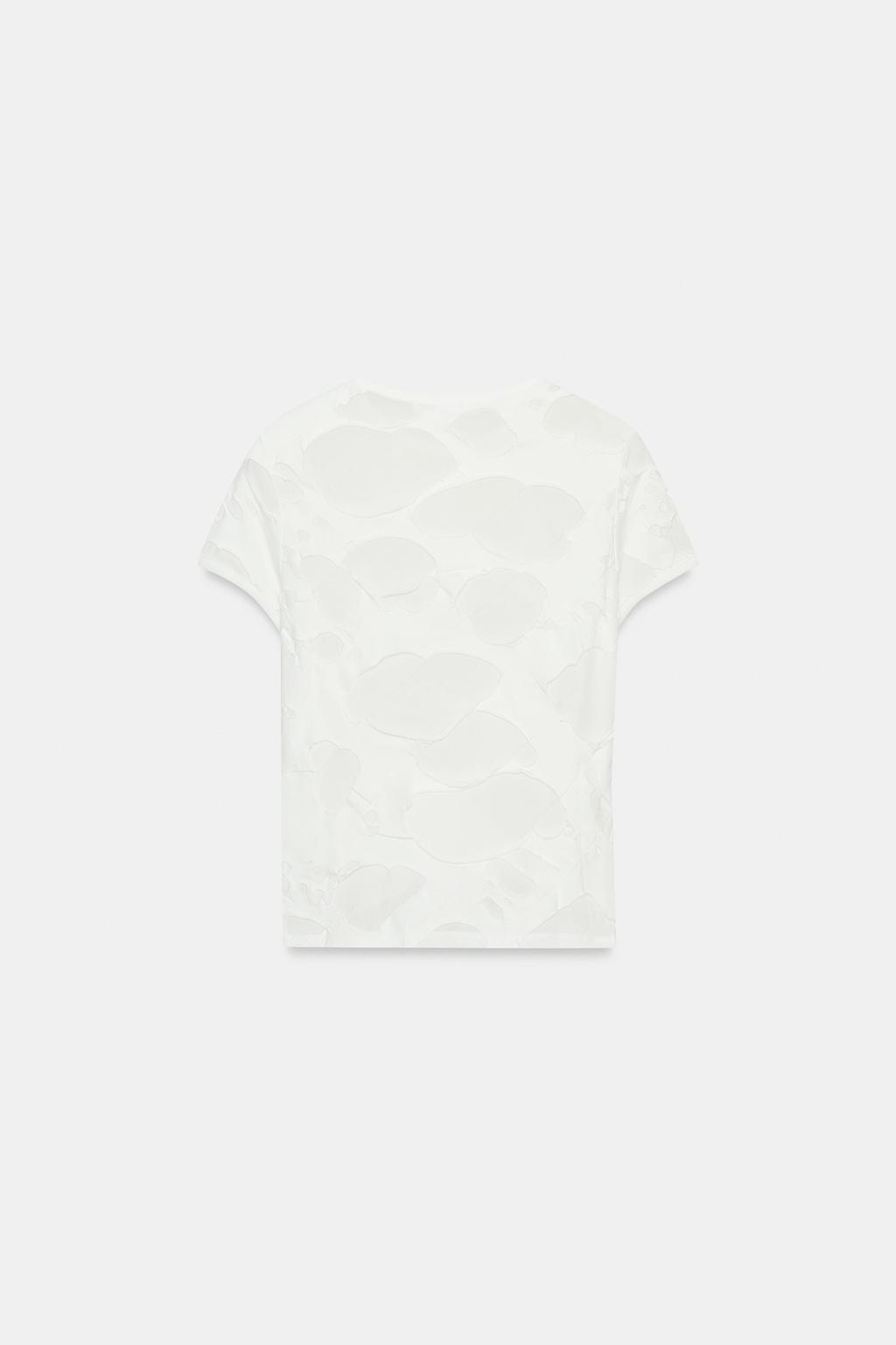 Футболка с контрастными порванными деталями