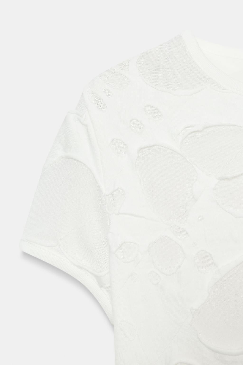 Футболка с контрастными порванными деталями