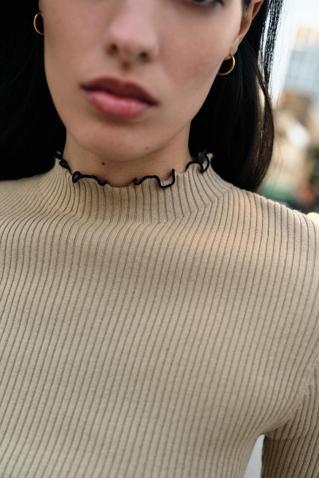 ТРИКОТАЖНЫЙ ТОП В РУБЧИК С КОНТРАСТНЫМИ КАНТАМИ