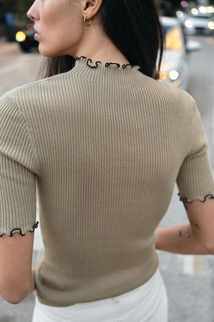 Трикотажный топ в рубчик с контрастными кантами- Заказать в России