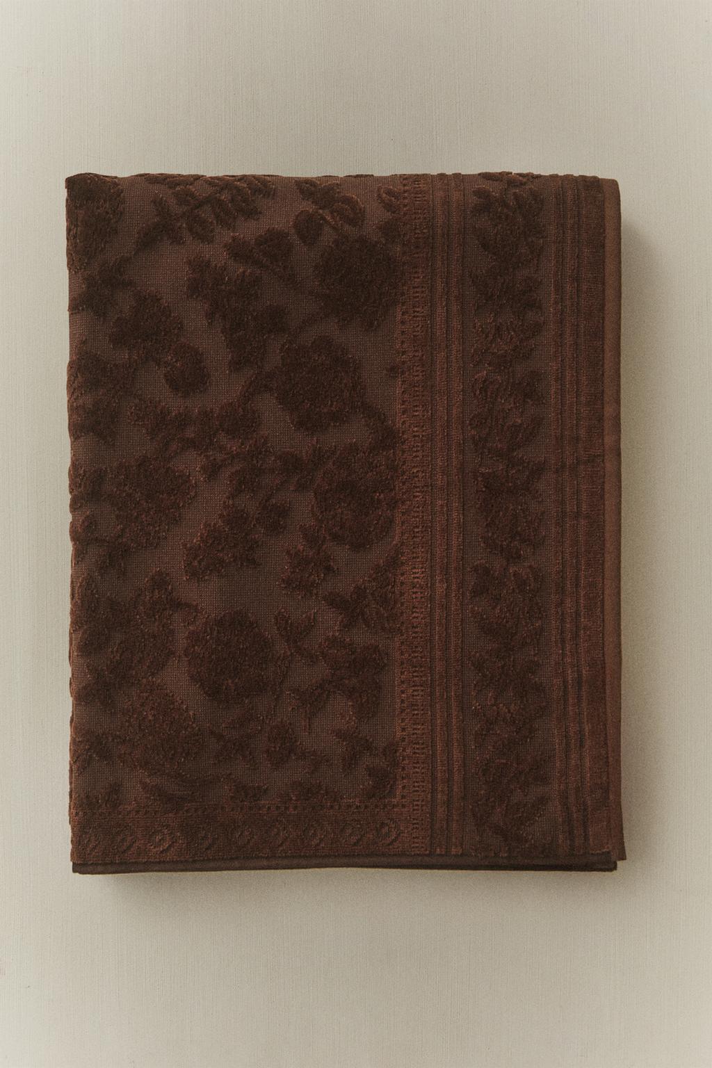 Махровое полотенце с жаккардовым узором из велюра