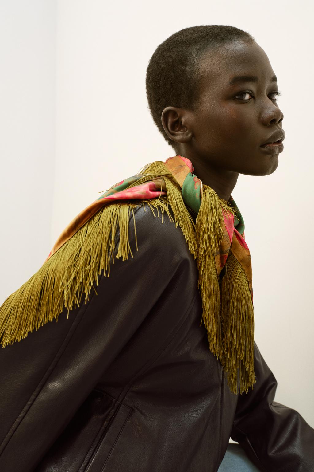 АТЛАСНЫЙ ПЛАТОК С БАХРОМОЙ