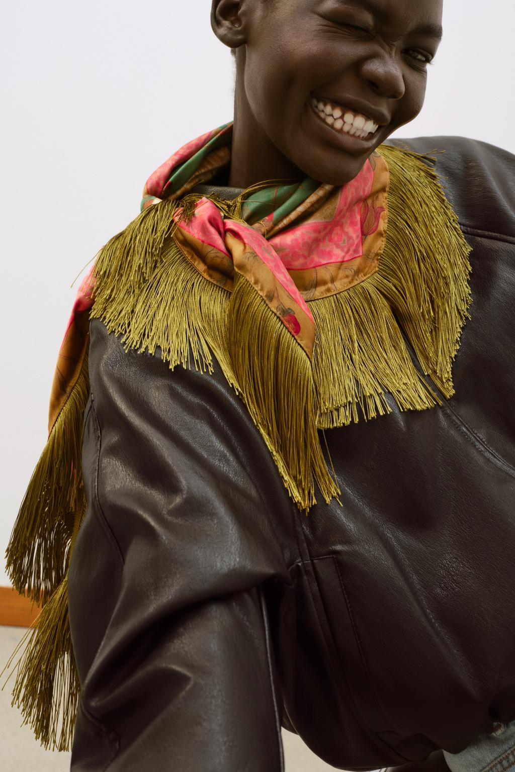 АТЛАСНЫЙ ПЛАТОК С БАХРОМОЙ