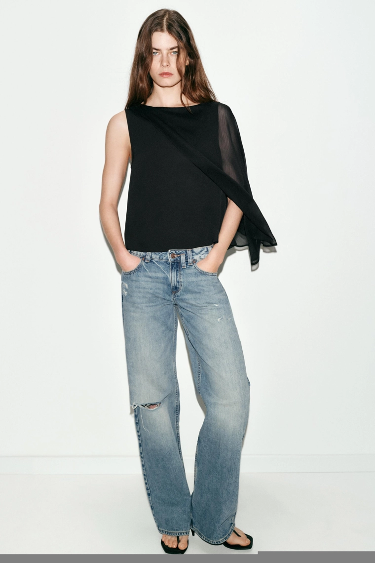 Блузка с капюшоном и контрастными элементами