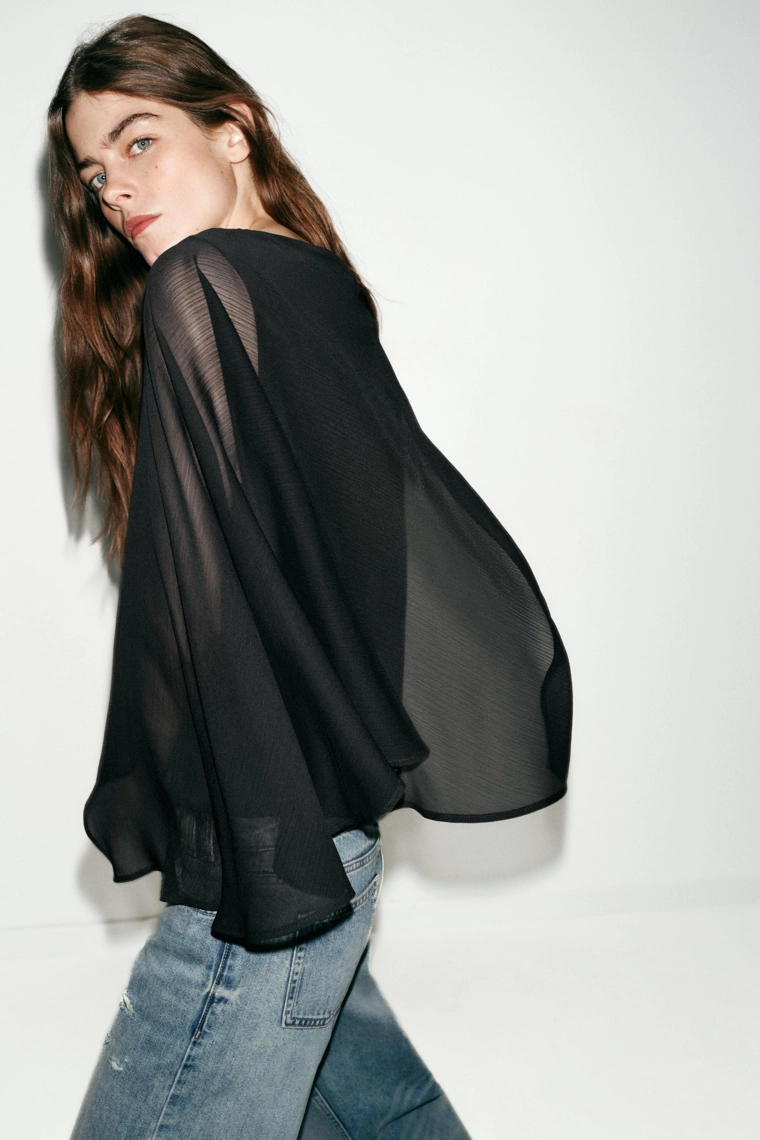 Блузка с капюшоном и контрастными элементами