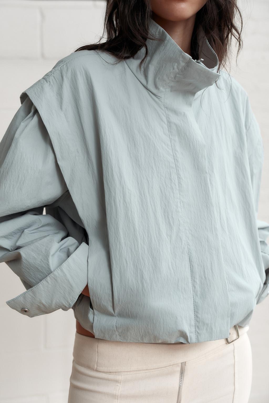 КУРТКА С ВЫСОКИМ ВОРОТНИКОМ