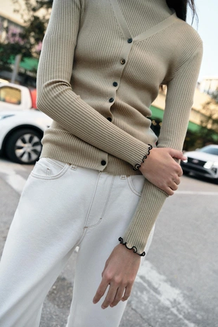 Вязаный жакет в рубчик с контрастной отделкой- Заказать в России