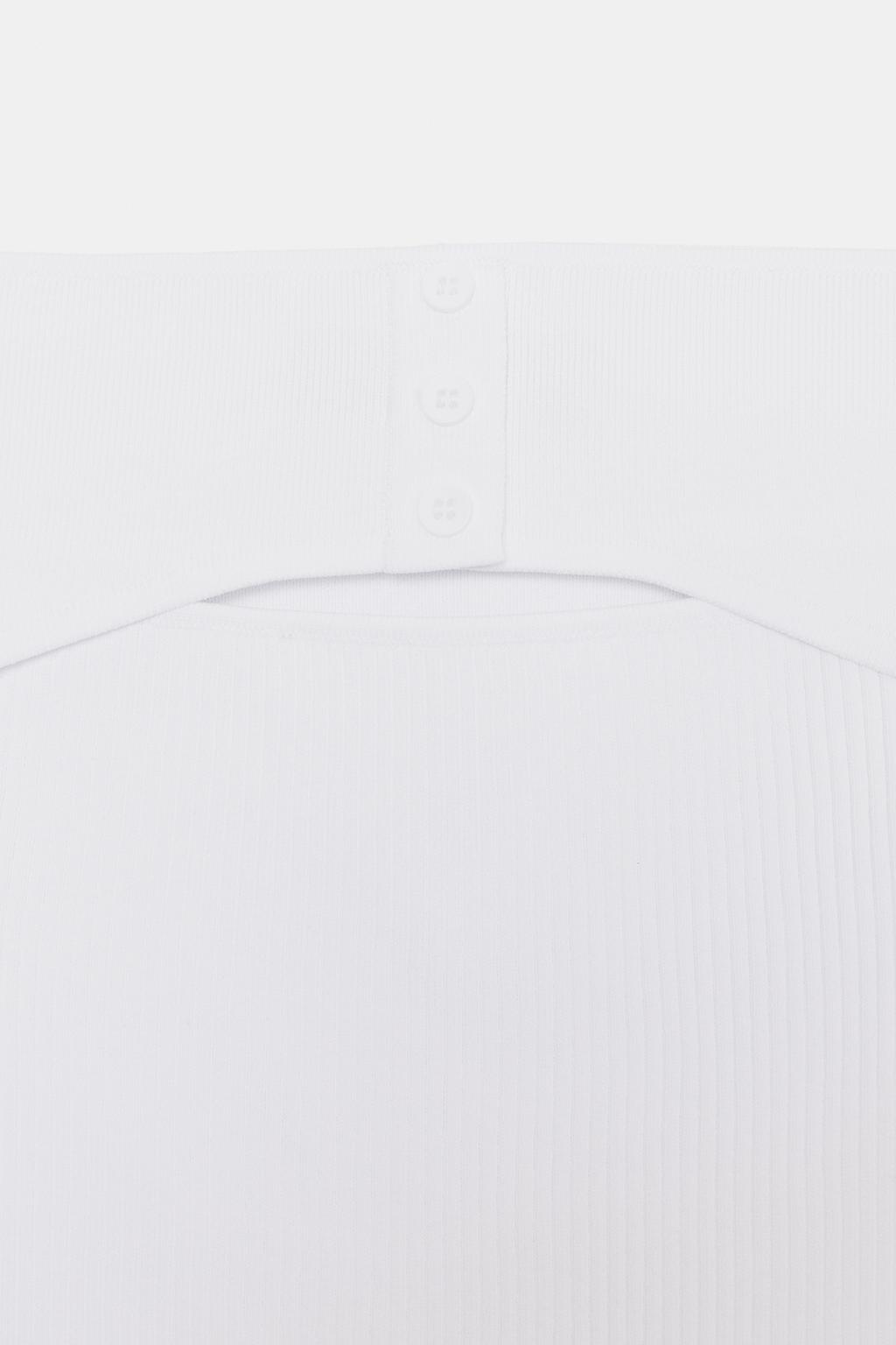 ПРИТАЛЕННЫЙ ТРИКОТАЖНЫЙ ТОП С ВЫРЕЗОМ