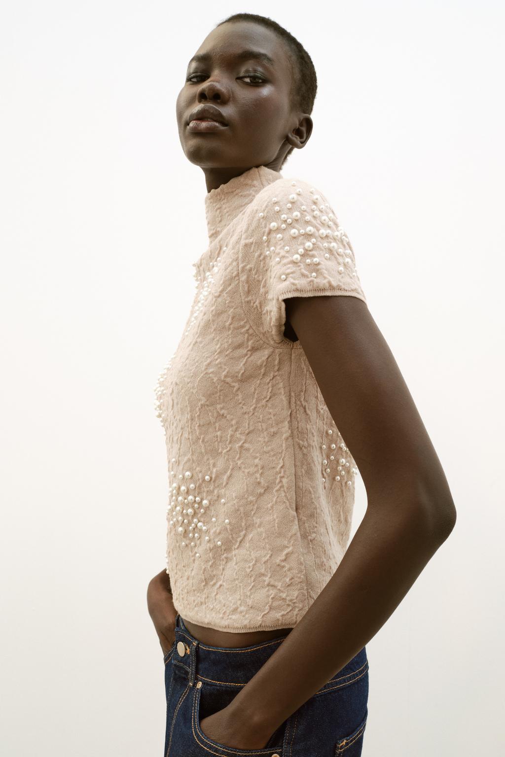 ТРИКОТАЖНЫЙ ТОП С ЖАТЫМ ЭФФЕКТОМ И БУСИНАМИ