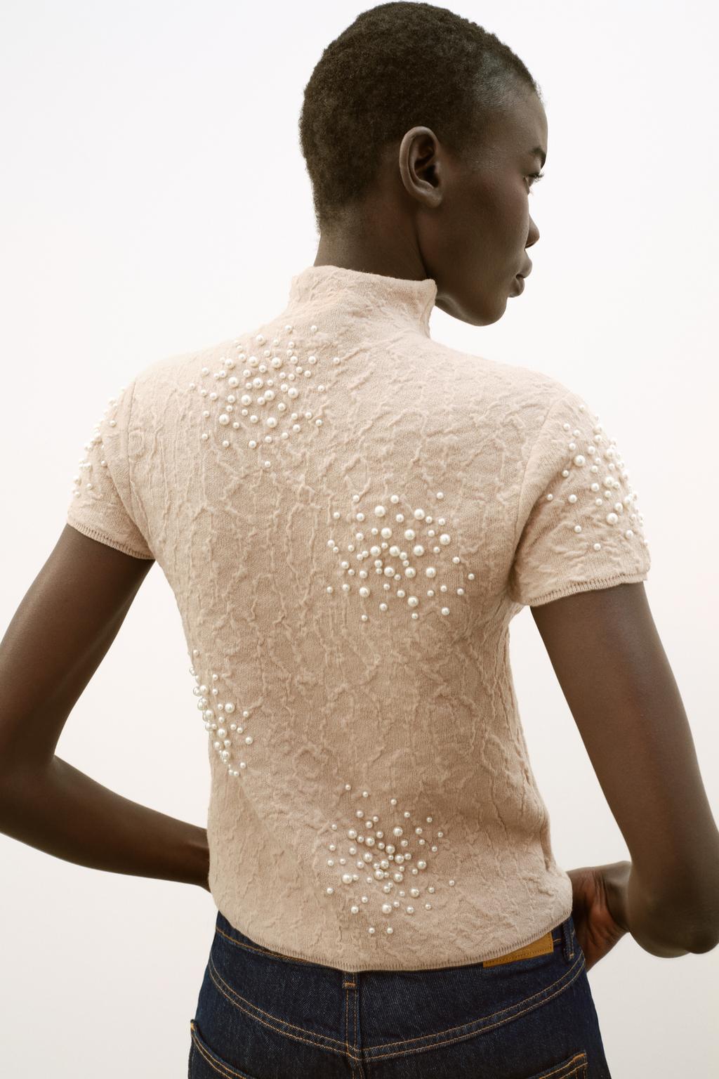 ТРИКОТАЖНЫЙ ТОП С ЖАТЫМ ЭФФЕКТОМ И БУСИНАМИ