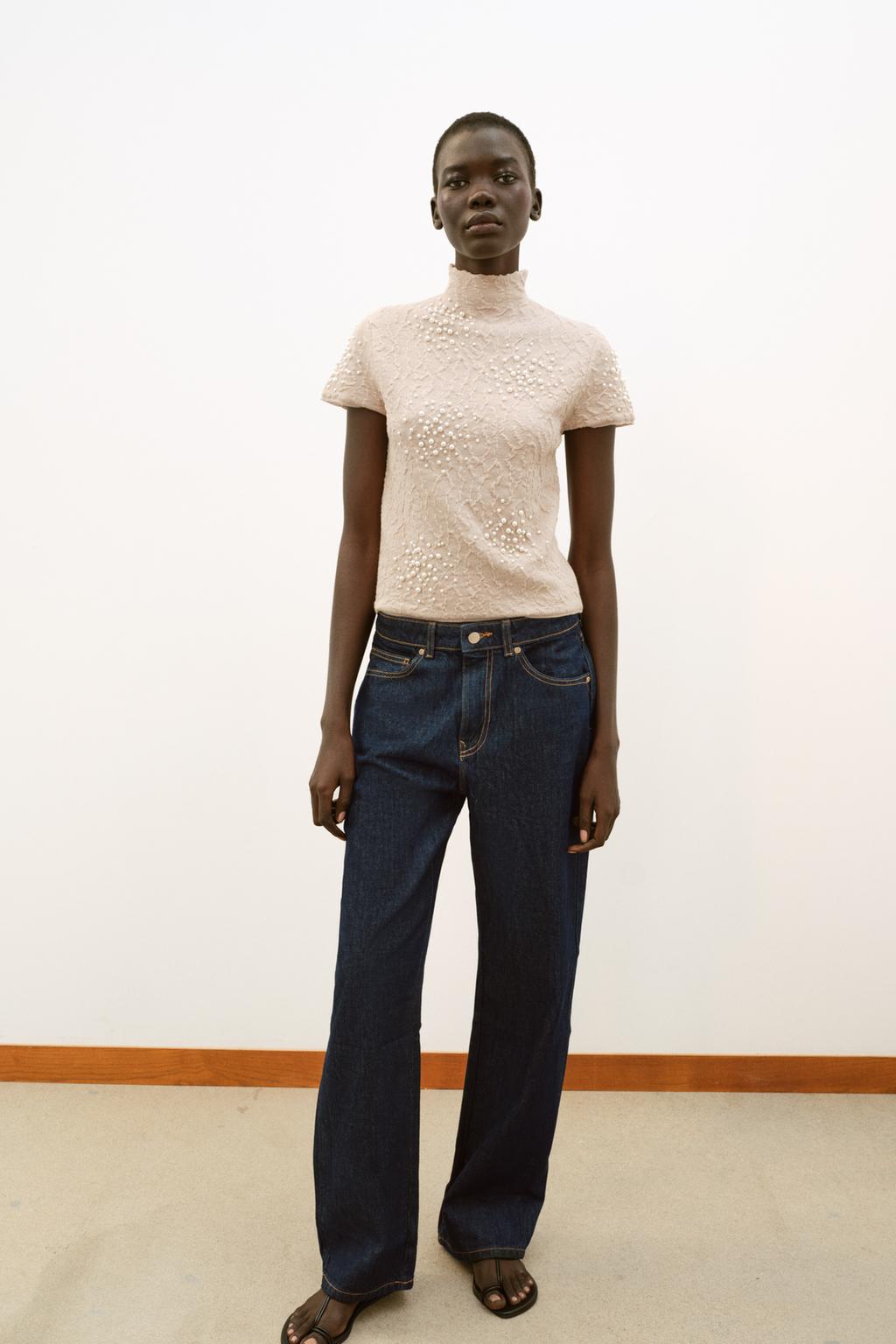 ТРИКОТАЖНЫЙ ТОП С ЖАТЫМ ЭФФЕКТОМ И БУСИНАМИ