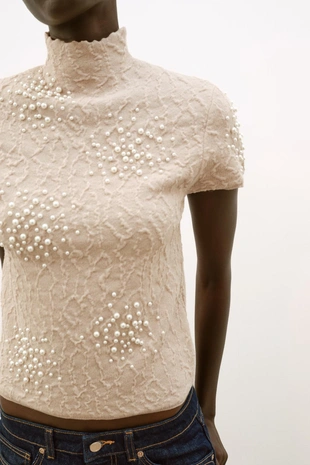 Трикотажный топ с жатым эффектом и бусинами- Заказать в России