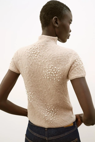 Трикотажный топ с жатым эффектом и бусинами- Заказать в России