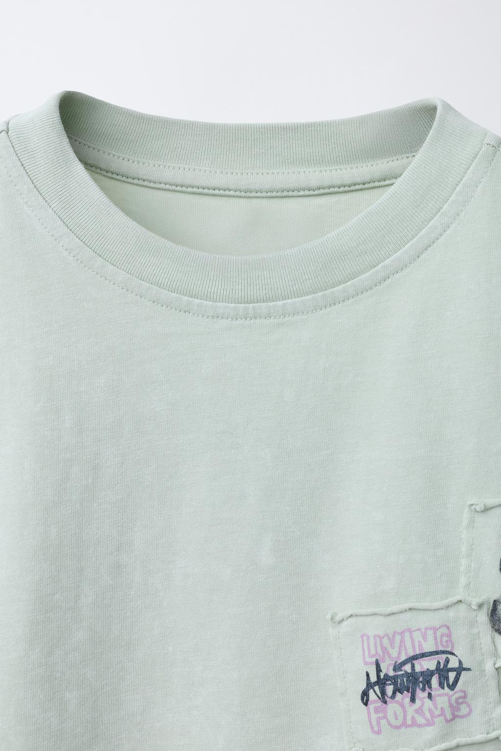 ФУТБОЛКА С ЭФФЕКТОМ ПОТЕРТОСТИ И НАШИВКАМИ