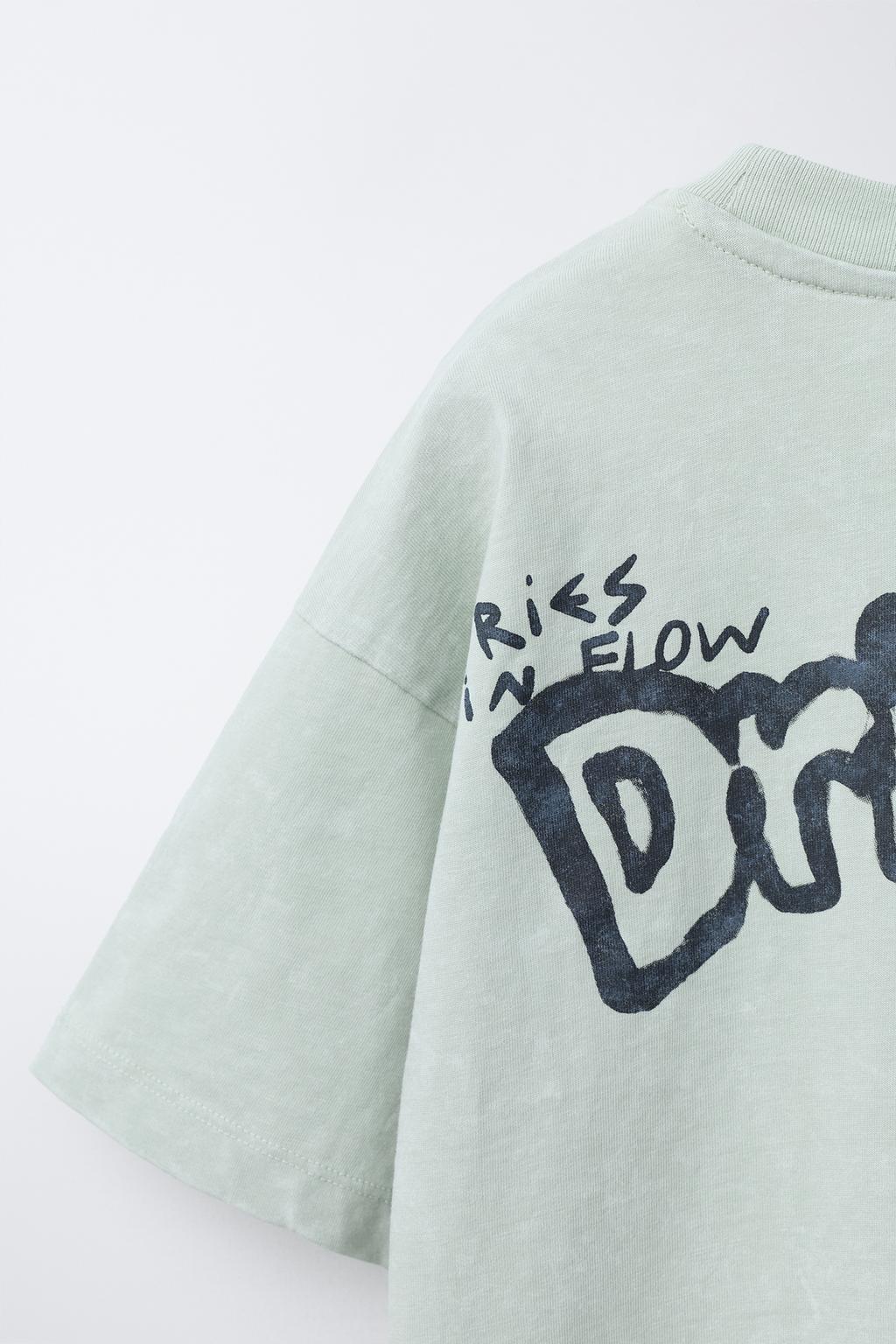 ФУТБОЛКА С ЭФФЕКТОМ ПОТЕРТОСТИ И НАШИВКАМИ