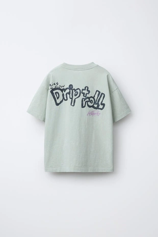 Футболка с эффектом потертости и нашивками- Заказать в России