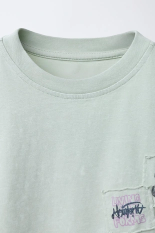 Футболка с эффектом потертости и нашивками- Заказать в России