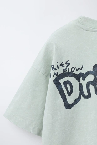 Футболка с эффектом потертости и нашивками- Заказать в России