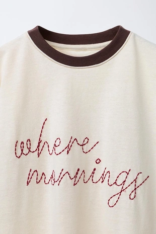 Футболка в рубчик с контрастной вышивкой- Заказать в России