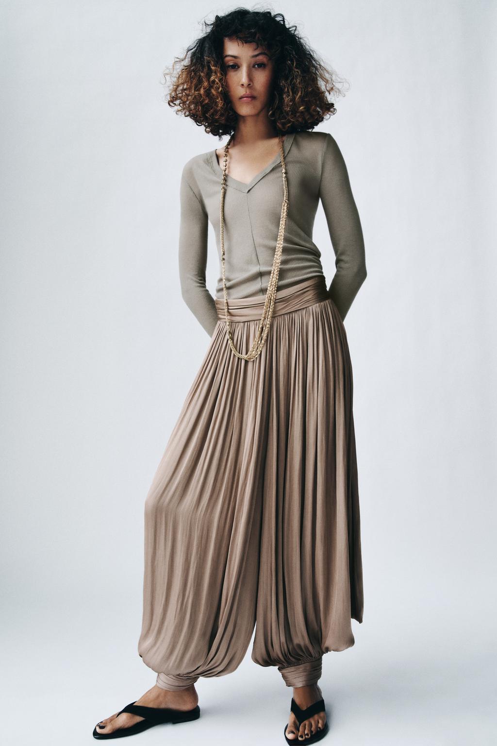 ФУТБОЛКА В РУБЧИК С V-ОБРАЗНЫМ ВЫРЕЗОМ