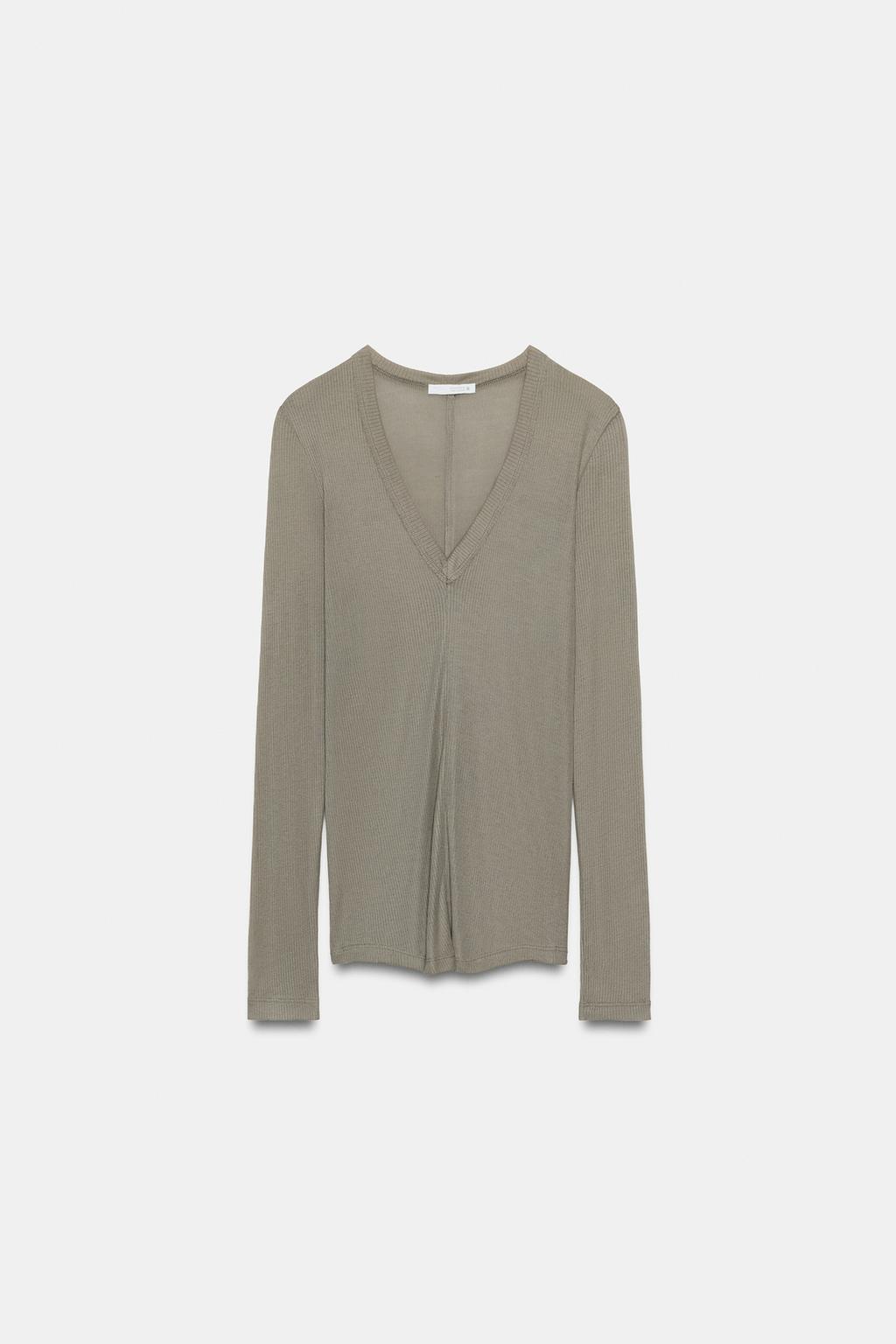 ФУТБОЛКА В РУБЧИК С V-ОБРАЗНЫМ ВЫРЕЗОМ