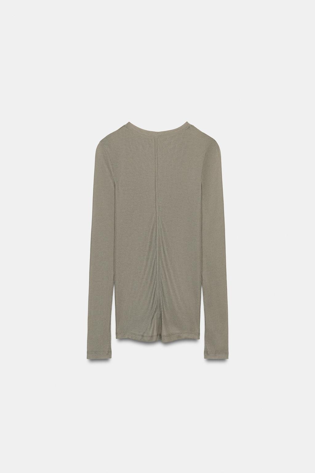 ФУТБОЛКА В РУБЧИК С V-ОБРАЗНЫМ ВЫРЕЗОМ