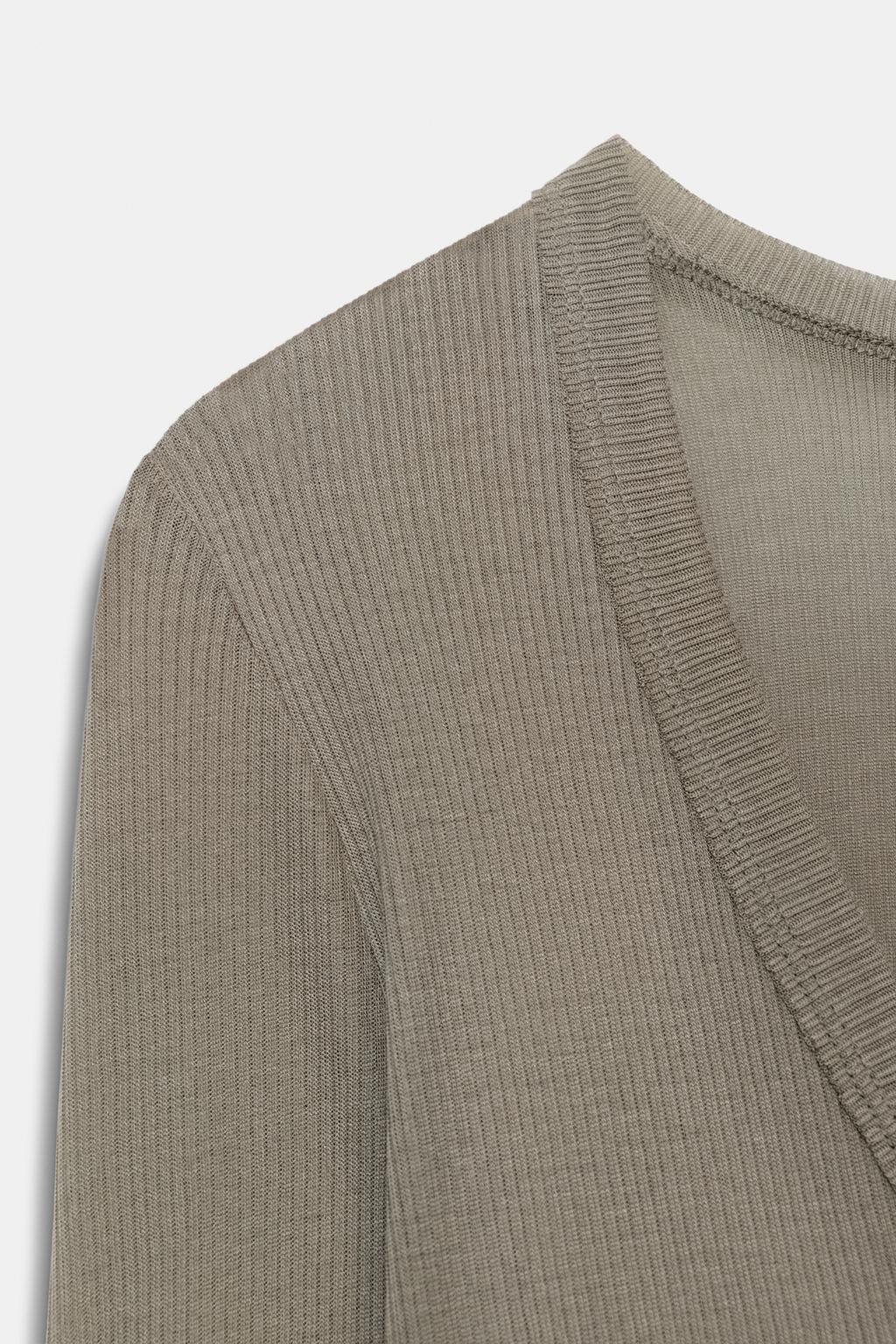 ФУТБОЛКА В РУБЧИК С V-ОБРАЗНЫМ ВЫРЕЗОМ