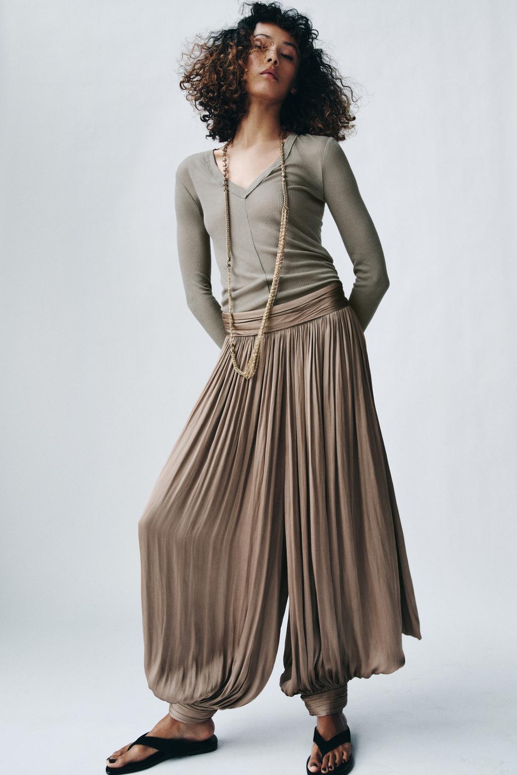 ФУТБОЛКА В РУБЧИК С V-ОБРАЗНЫМ ВЫРЕЗОМ