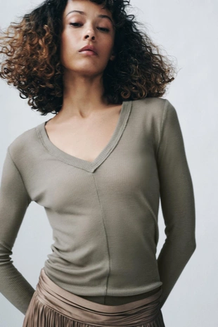 Футболка в рубчик с V-образным вырезом- Заказать в России