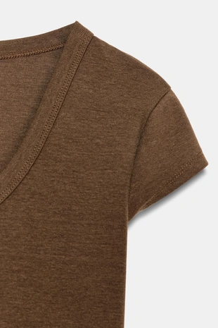 Футболка с широким вырезом