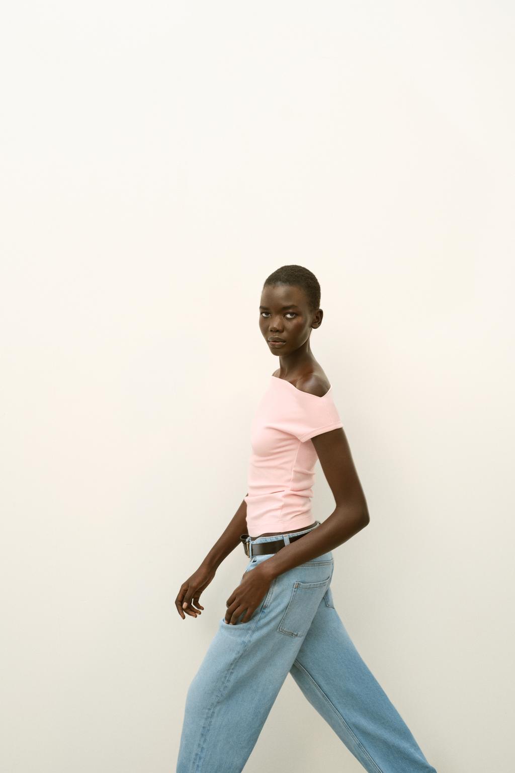 ФУТБОЛКА С ВЫРЕЗОМ ЛОДОЧКОЙ