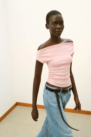 Футболка с вырезом лодочкой