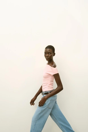 Футболка с вырезом лодочкой