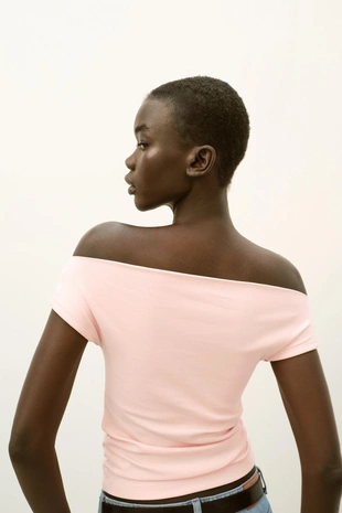 Футболка с вырезом лодочкой