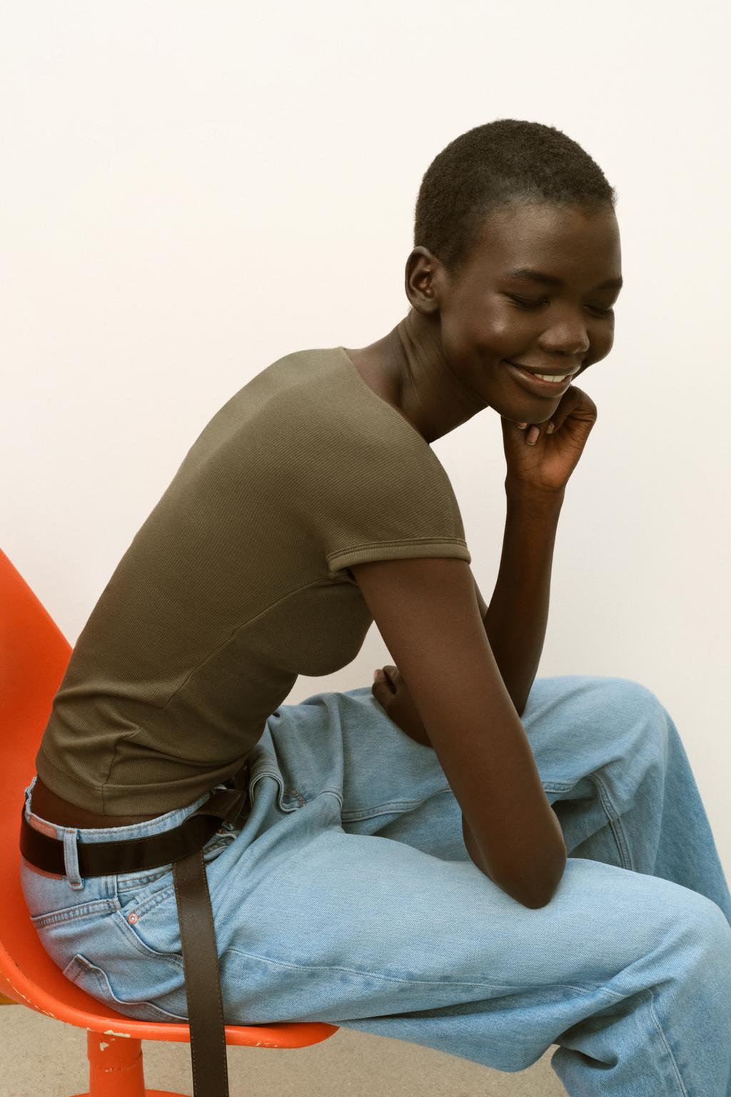 ФУТБОЛКА С ВЫРЕЗОМ ЛОДОЧКОЙ