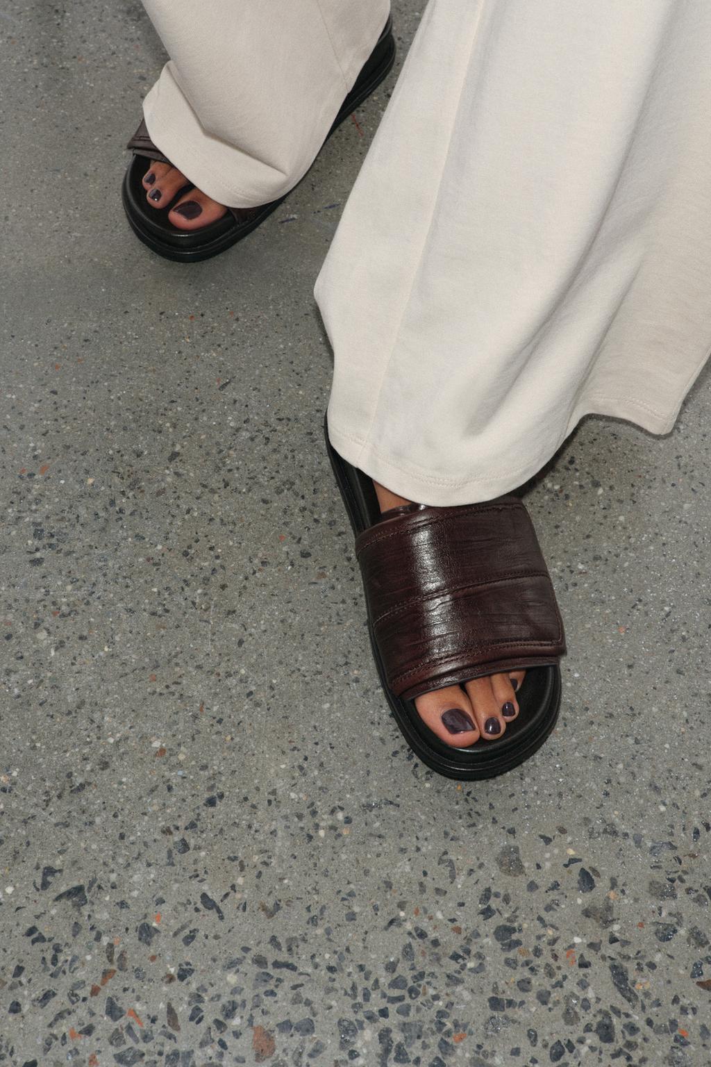 КОЖАНЫЕ САНДАЛИИ НА ПЛОСКОЙ ПОДОШВЕ