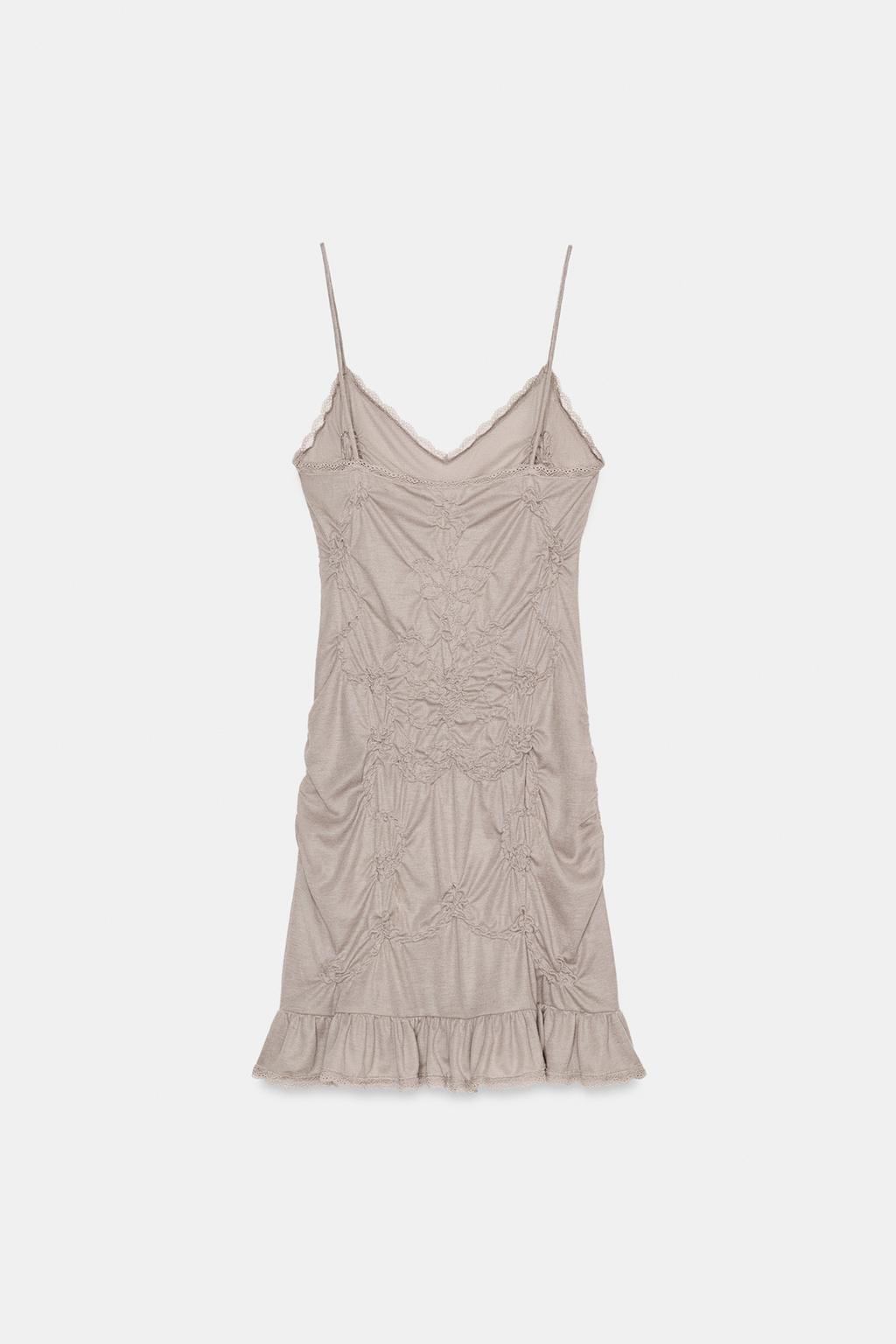 КОРОТКОЕ ПЛАТЬЕ СО СБОРКАМИ И КРУЖЕВОМ