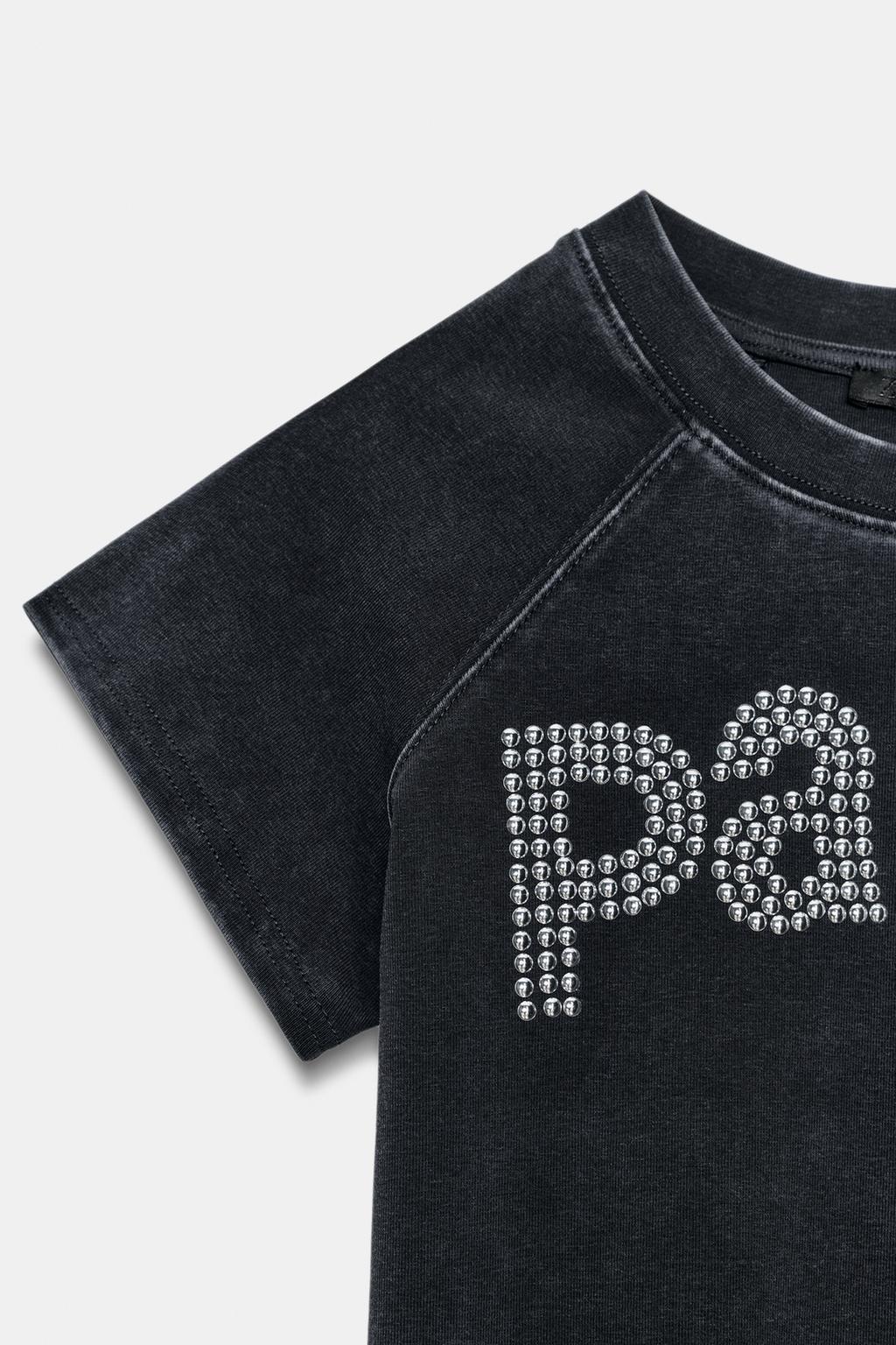 ФУТБОЛКА ИЗ ТКАНИ С ЭФФЕКТОМ ПОТЕРТОСТИ И ЗАКЛЕПКАМИ