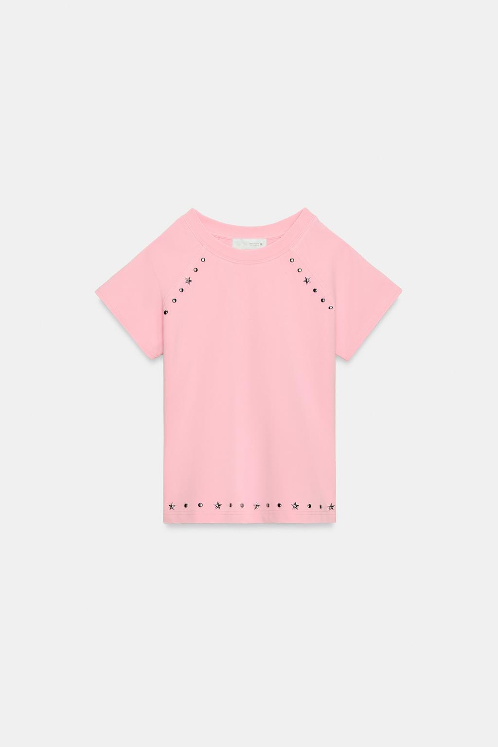 ФУТБОЛКА С ЭФФЕКТОМ ПОТЕРТОСТИ И ЗАКЛЕПКАМИ