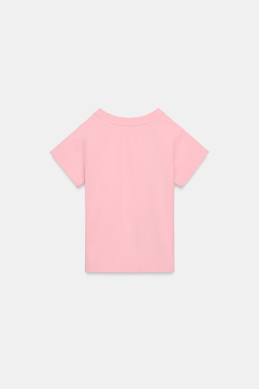 ФУТБОЛКА С ЭФФЕКТОМ ПОТЕРТОСТИ И ЗАКЛЕПКАМИ