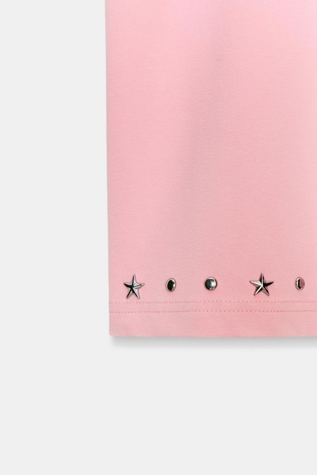 ФУТБОЛКА С ЭФФЕКТОМ ПОТЕРТОСТИ И ЗАКЛЕПКАМИ