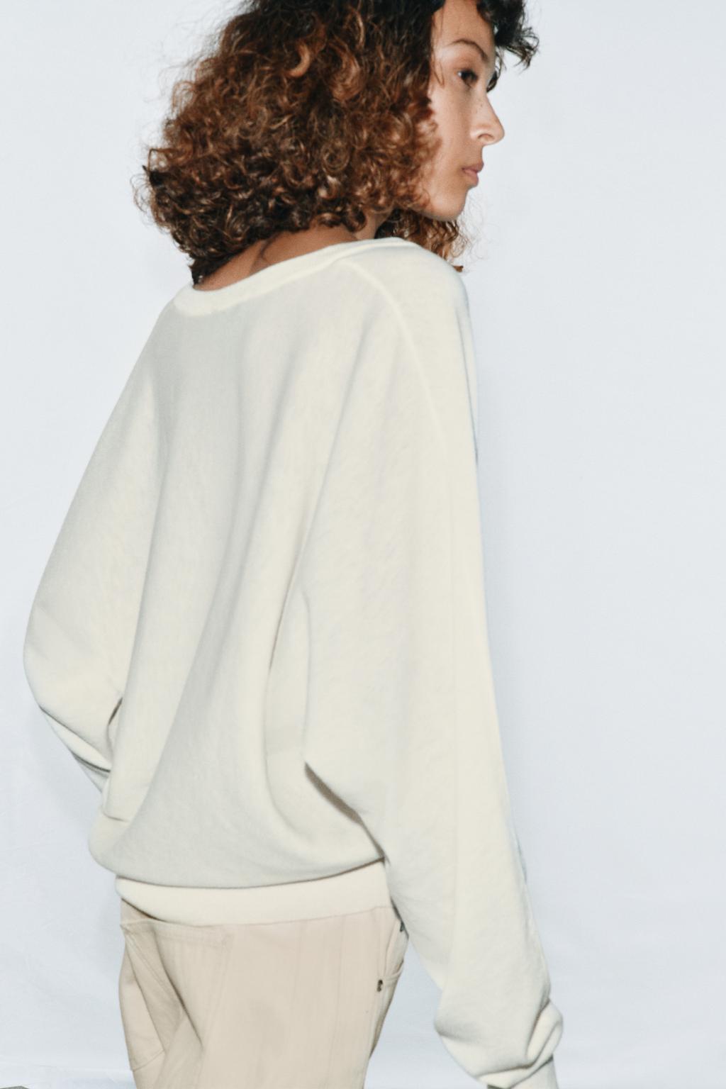 ВЯЗАНЫЙ ДЖЕРСИ С V-ОБРАЗНЫМ ВЫРЕЗОМ