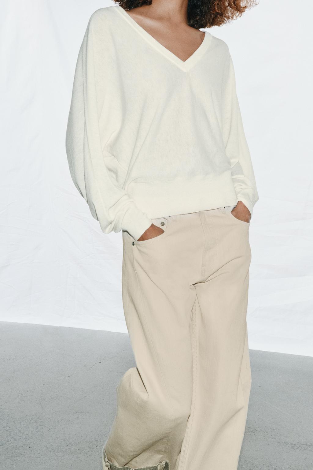 ВЯЗАНЫЙ ДЖЕРСИ С V-ОБРАЗНЫМ ВЫРЕЗОМ