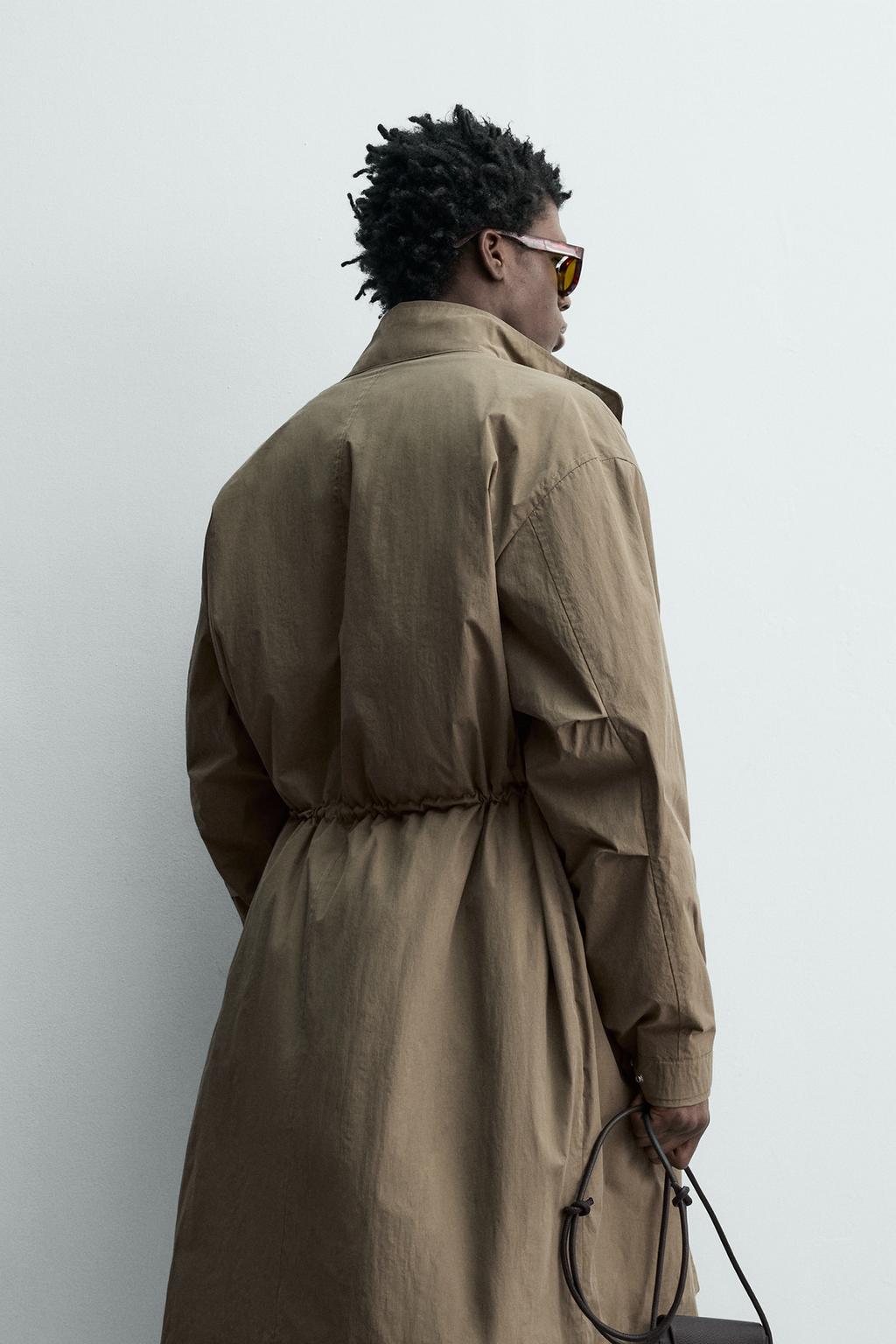 ПАРКА ИЗ ВЫСОКОТЕХНОЛОГИЧНОЙ ТКАНИ С ОТСТЕГИВАЮЩЕЙСЯ ЖИЛЕТКОЙ