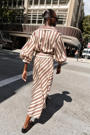 Платье миди в полоску с ремнем- Заказать в России