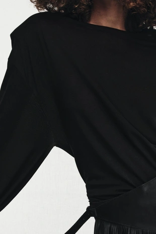 Футболка свободного кроя с подплечниками- Заказать в России